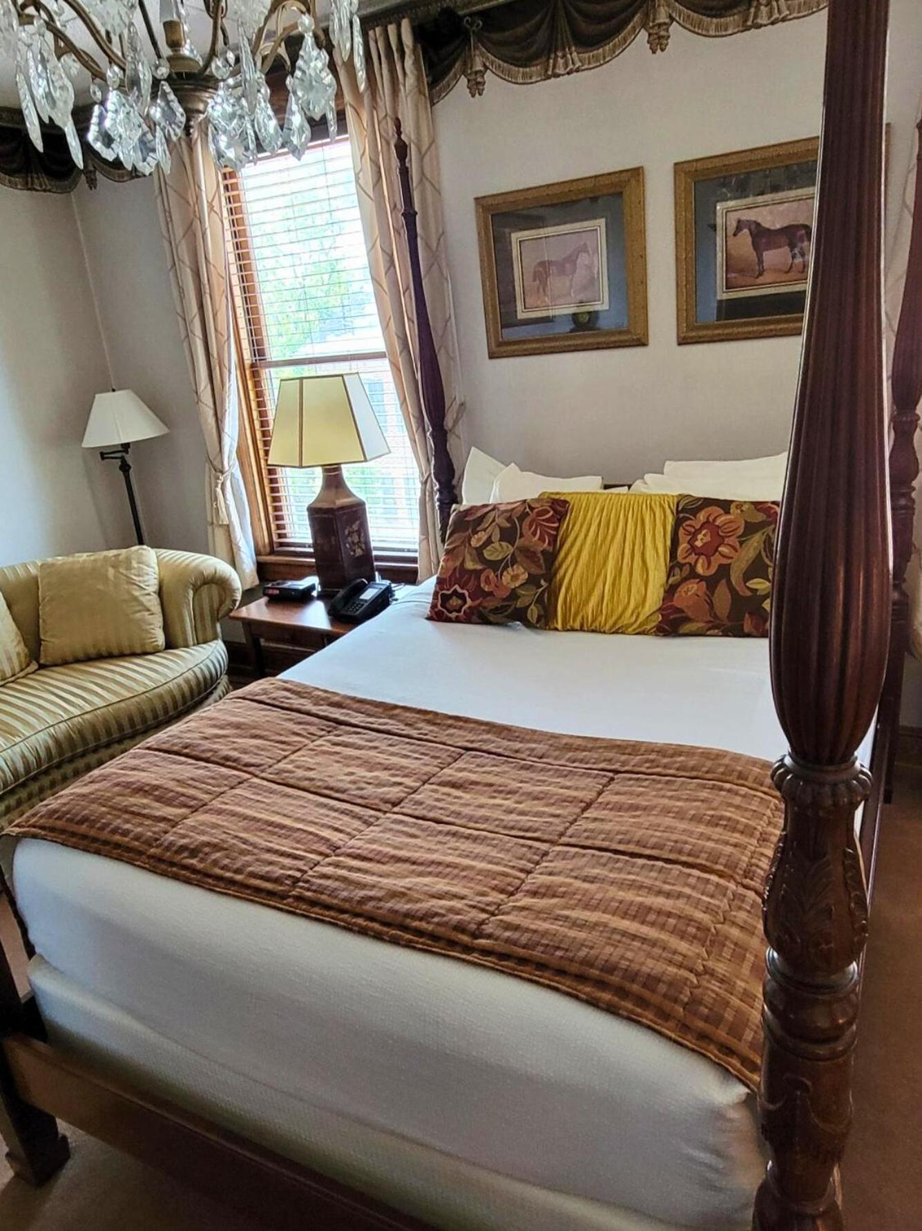 Altland House Inn & Suites Abbottstown ภายนอก รูปภาพ